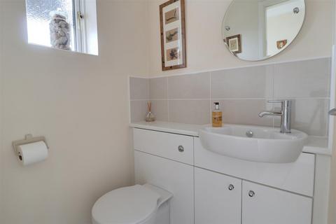 12 Fircroft Close, Hucclecote, Gloucester, GL3 3DW