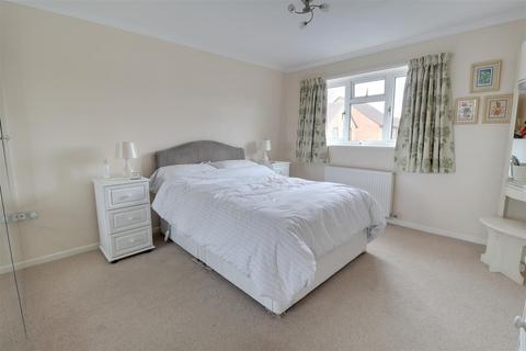 12 Fircroft Close, Hucclecote, Gloucester, GL3 3DW