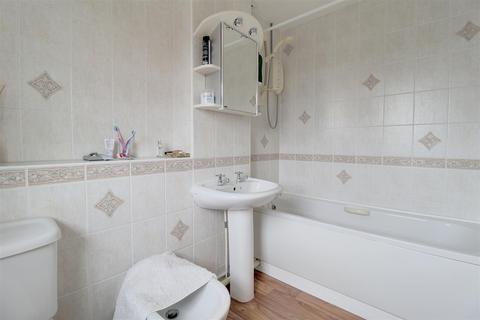 12 Fircroft Close, Hucclecote, Gloucester, GL3 3DW