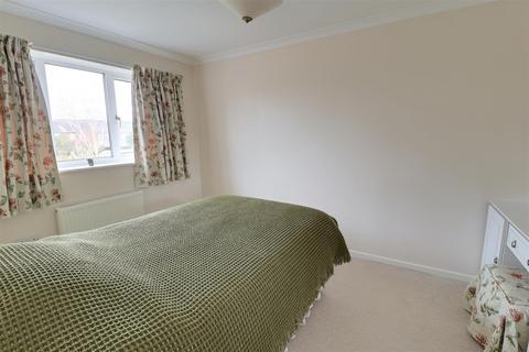 12 Fircroft Close, Hucclecote, Gloucester, GL3 3DW