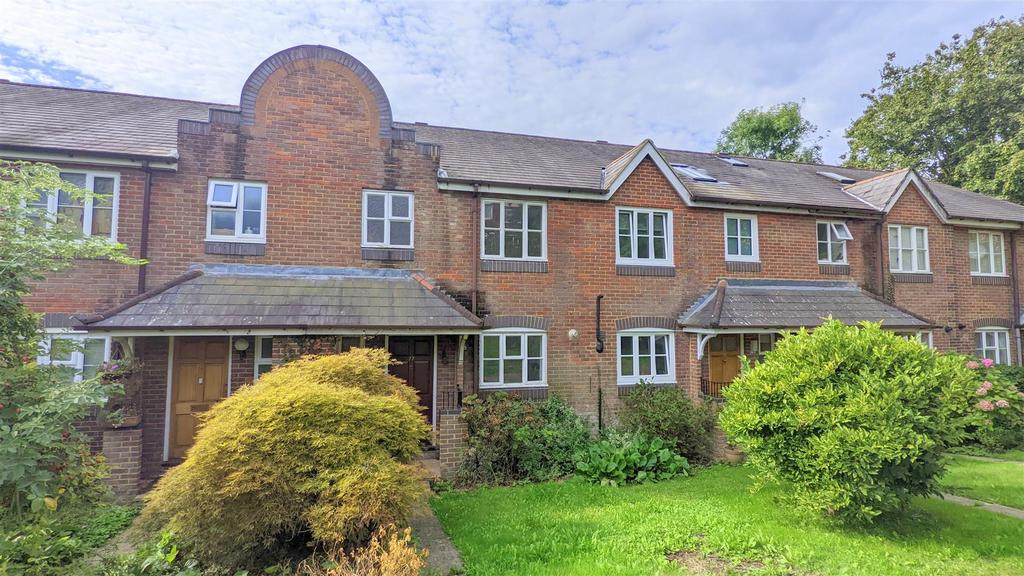 De Tany Court, St Albans 3 bed townhouse £2,300 pcm (£531 pw)