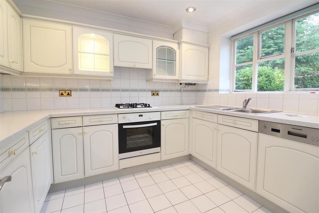 De Tany Court, St Albans 3 bed townhouse £2,300 pcm (£531 pw)
