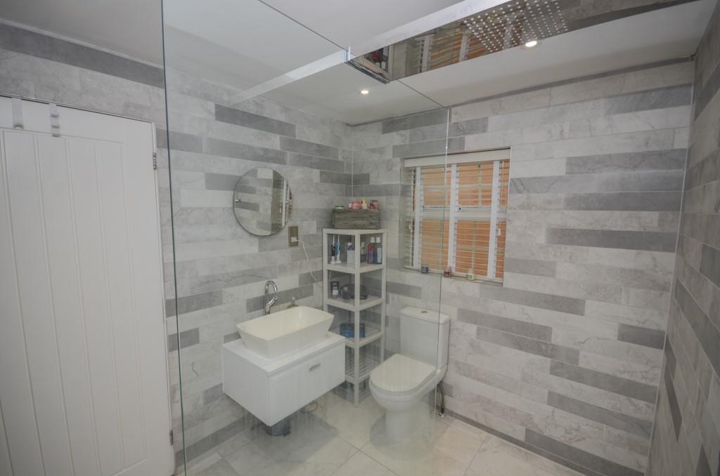 Shower room pic 2.jpg