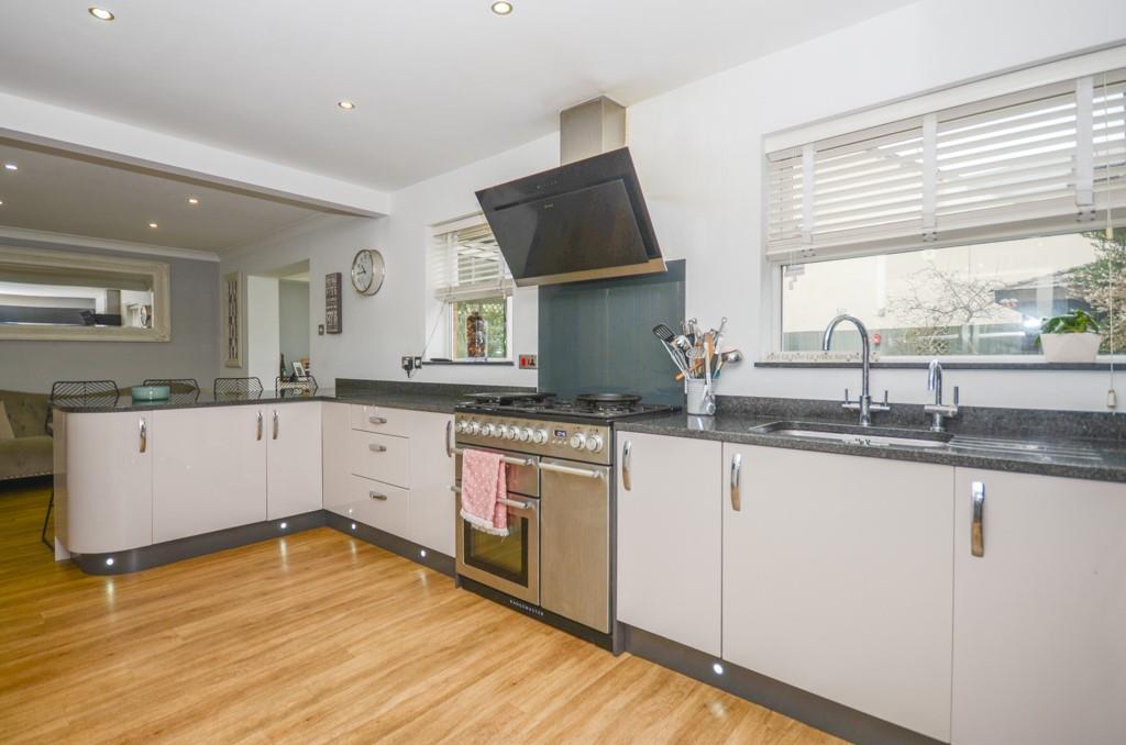 Kitchen pic 2.jpg