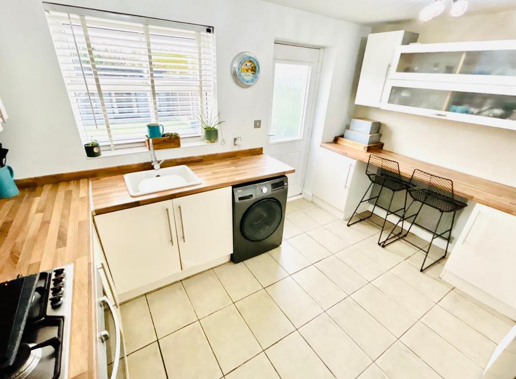 Kitchen 3.JPG