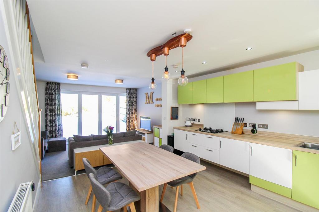 Harrison Close, Wakefield WF1 3 bed detached house for sale £320,000