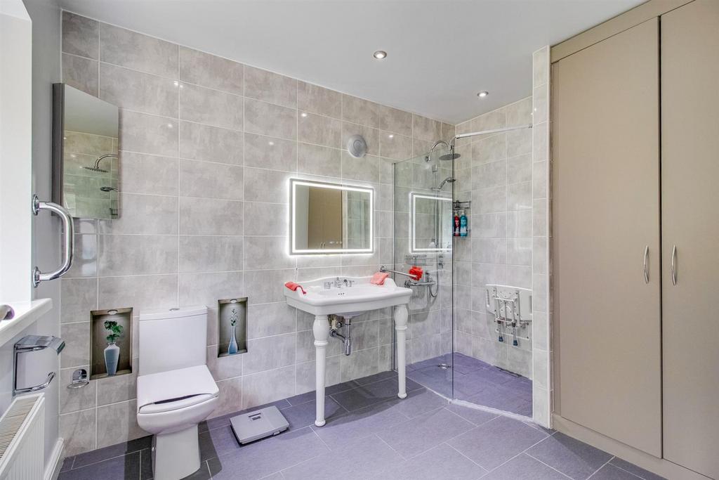 En suite shower room/w.c.