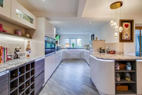 3 Welburn Close, Sandal, Wakefield, WF2 6QZ