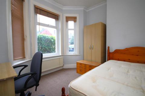 4 bedroom house to rent, Deerbarn Road, Guildford