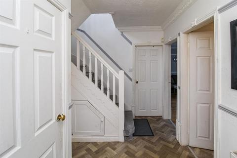 13 Warren Avenue, Wakefield, WF2 7JW