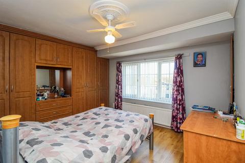 13 Warren Avenue, Wakefield, WF2 7JW