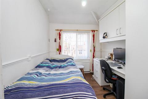 13 Warren Avenue, Wakefield, WF2 7JW