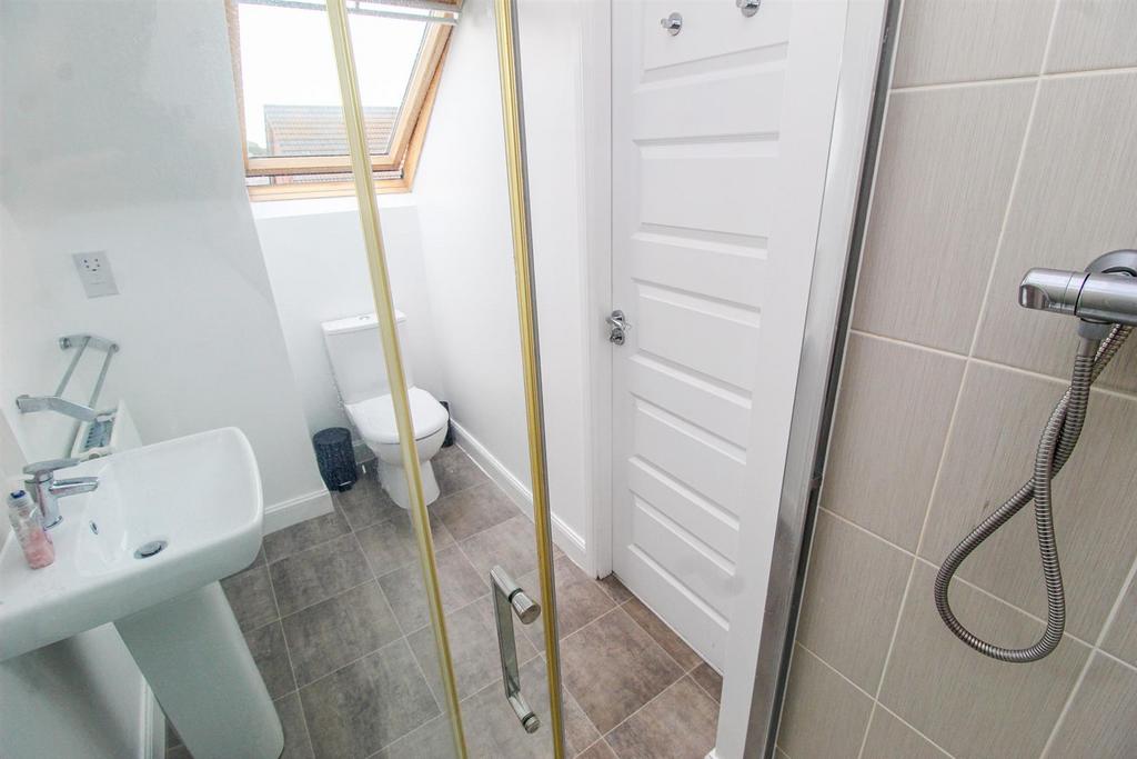 En suite shower room/w.c.