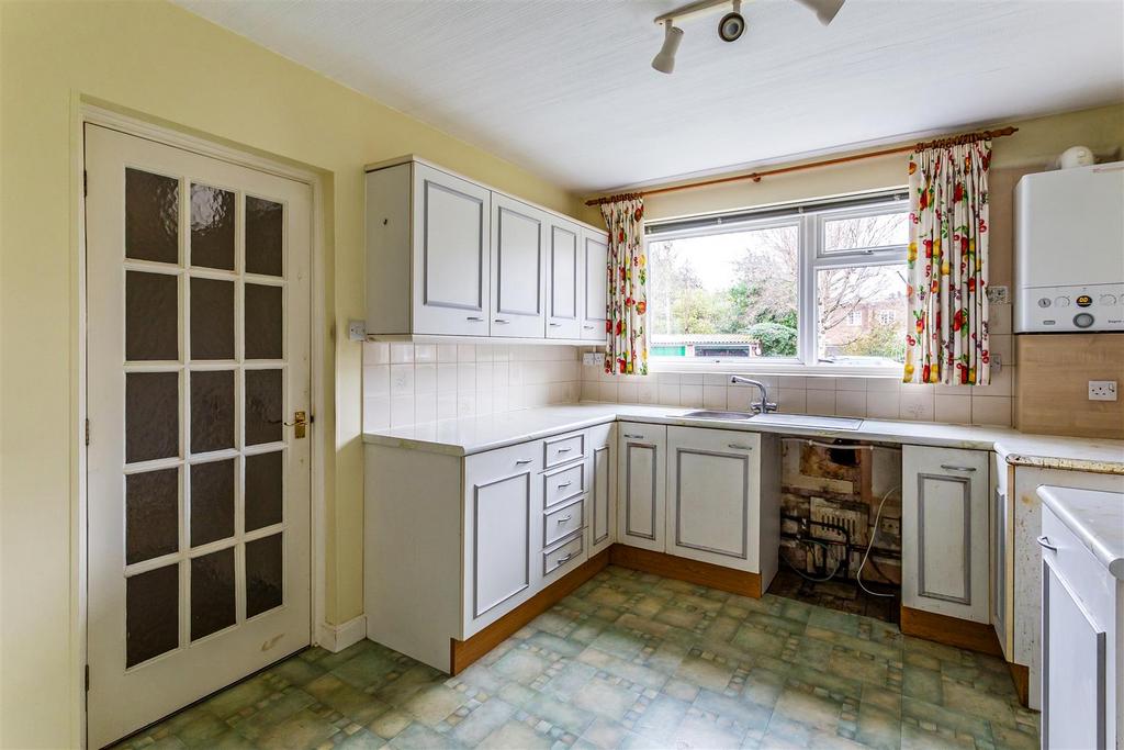 St. Martins Avenue, Epsom 2 bed flat for sale £350,000