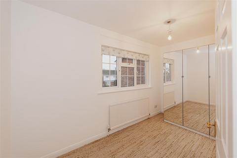 11 The Hayes, Epsom, KT18 6HB