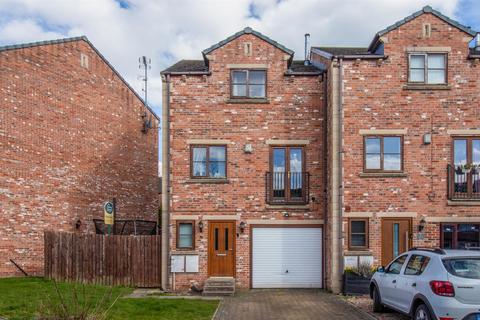 3 bedroom townhouse for sale, Beaumont Street, Wakefield WF3