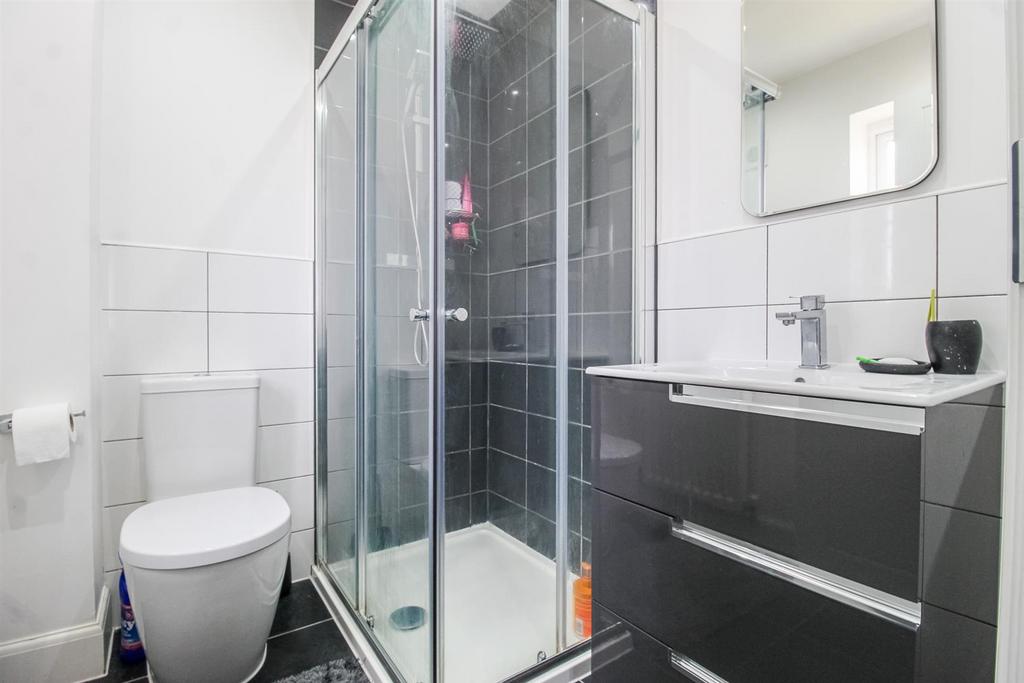 En suite shower room/w.c.