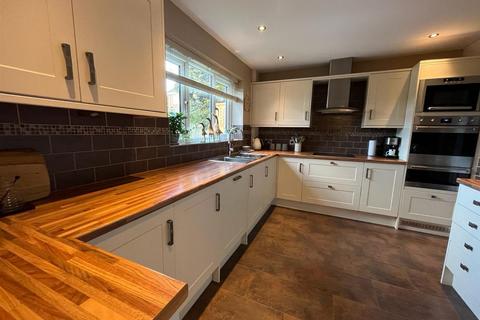117 Lees Road, Ashton-under-lyne, OL6 8BJ