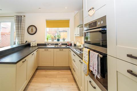 3 bedroom detached house for sale, Kirkstall Close, Wakefield WF1