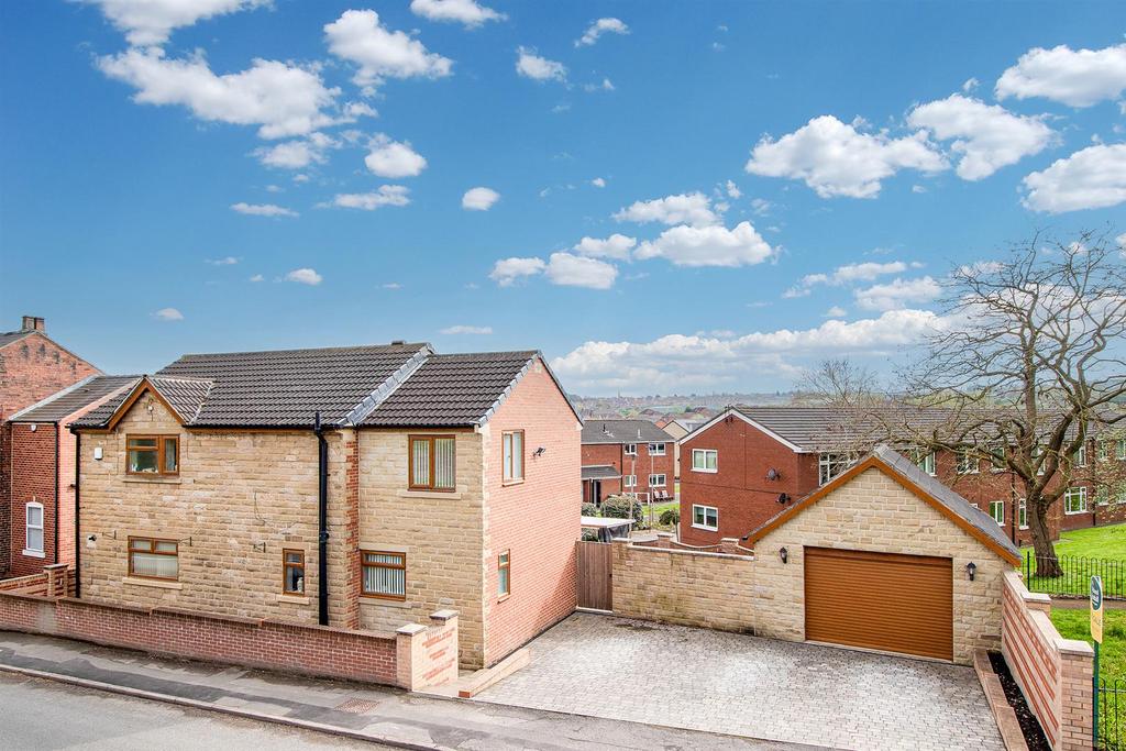 Batley Road, Wakefield WF2 3 bed detached house for sale £380,000