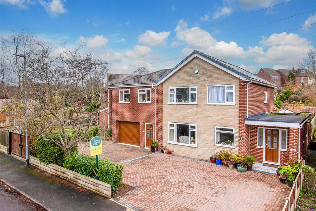 Lyndale Drive, Wakefield WF2 4 bed detached house for sale £475,000