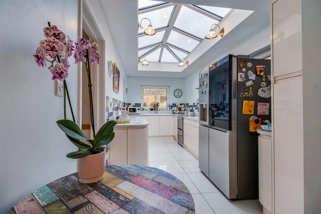 Lyndale Drive, Wakefield WF2 4 bed detached house for sale £475,000