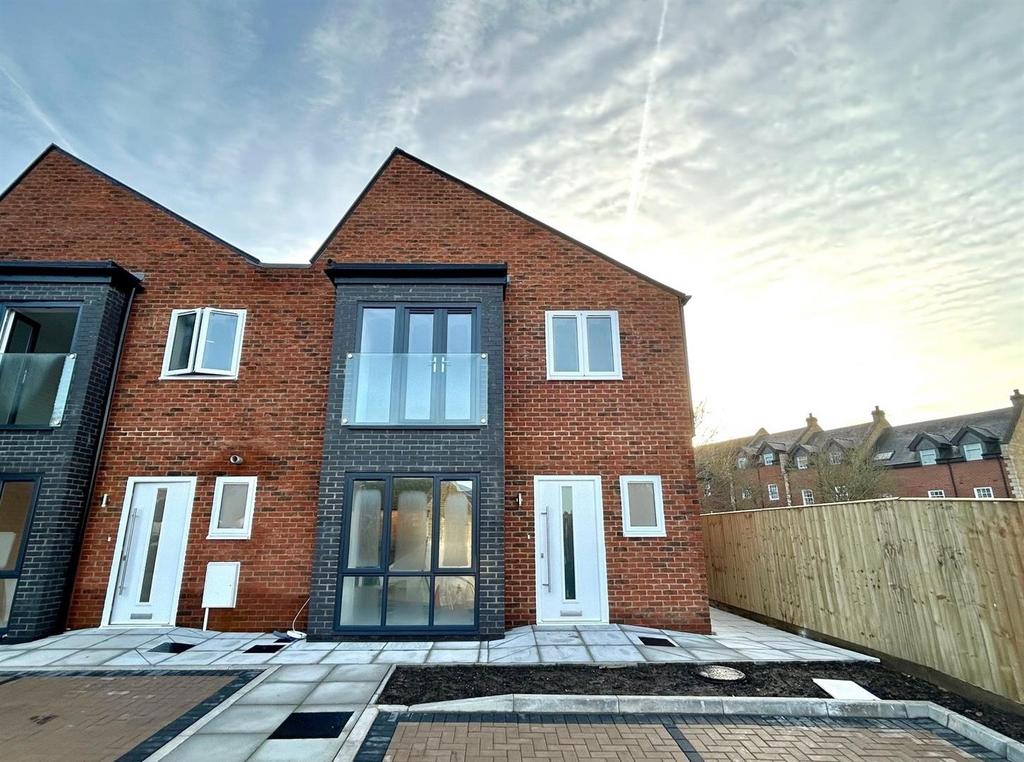 Meadowlands Close, Westmead Lane, Chippenham 3 bed semidetached house