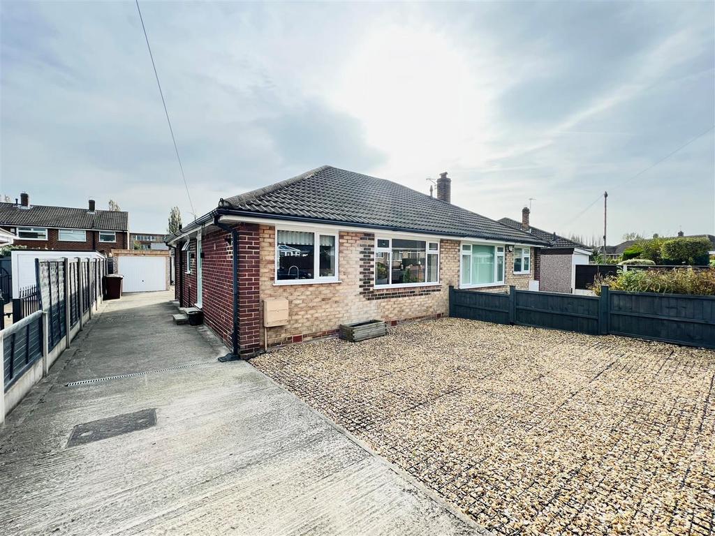 Thornes Moor Drive, Wakefield WF2 2 bed semidetached bungalow for sale