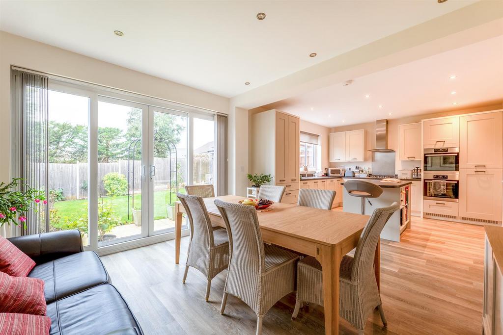 Lodge Park Drive, Evesham 3 bed detached house for sale £450,000