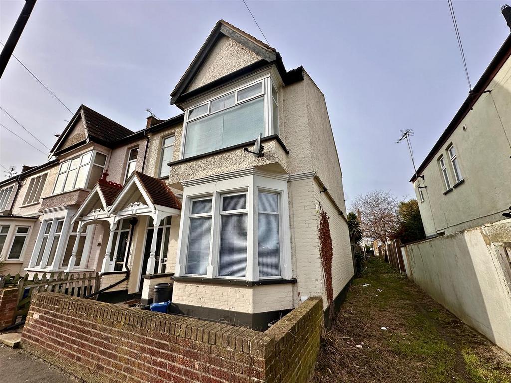 Southview Drive, WestcliffOnSea, Essex 3 bed end of terrace house for