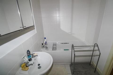 2 bedroom ground floor flat for sale, Tuke Grove, Wakefield WF1