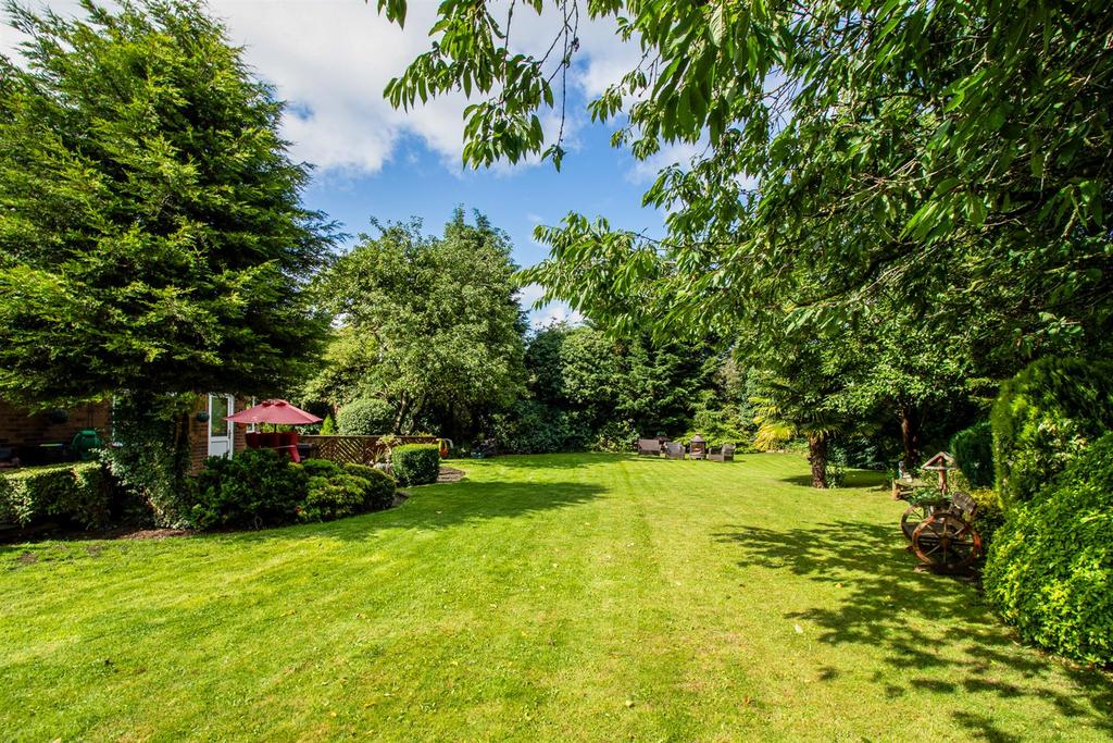 Brandy Carr Road, Wakefield WF2 4 bed detached bungalow for sale £450,000