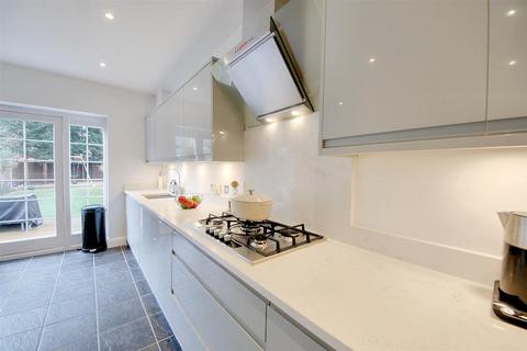 17 Azalea Close, London Colney, St Albans, AL2 1UA