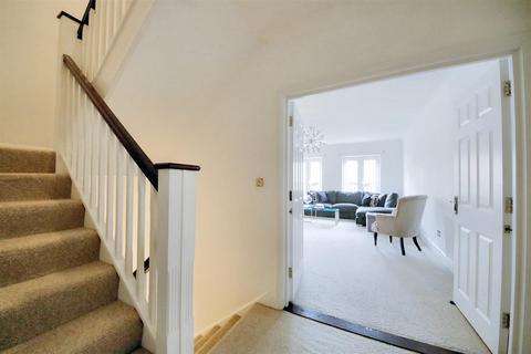17 Azalea Close, London Colney, St Albans, AL2 1UA