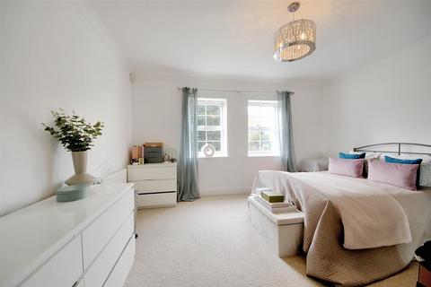 17 Azalea Close, London Colney, St Albans, AL2 1UA
