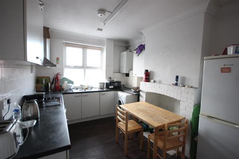 1 bedroom in a house share to rent, Watling Avenue, Edgware