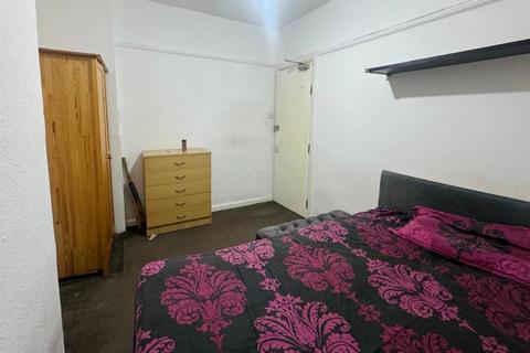 1 bedroom in a house share to rent, Watling Avenue, Edgware