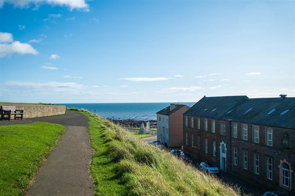 Marine Court, Hill Road, Arbroath DD11 2 bed flat for sale - £105,000