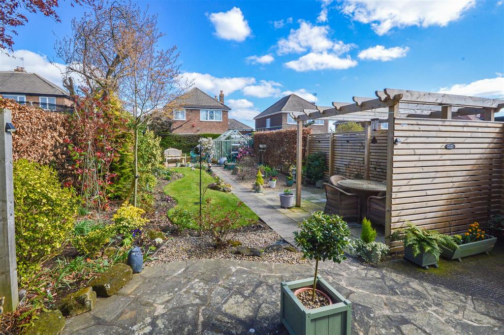 Westfield Avenue, Pontefract WF8 3 bed semidetached house £285,000