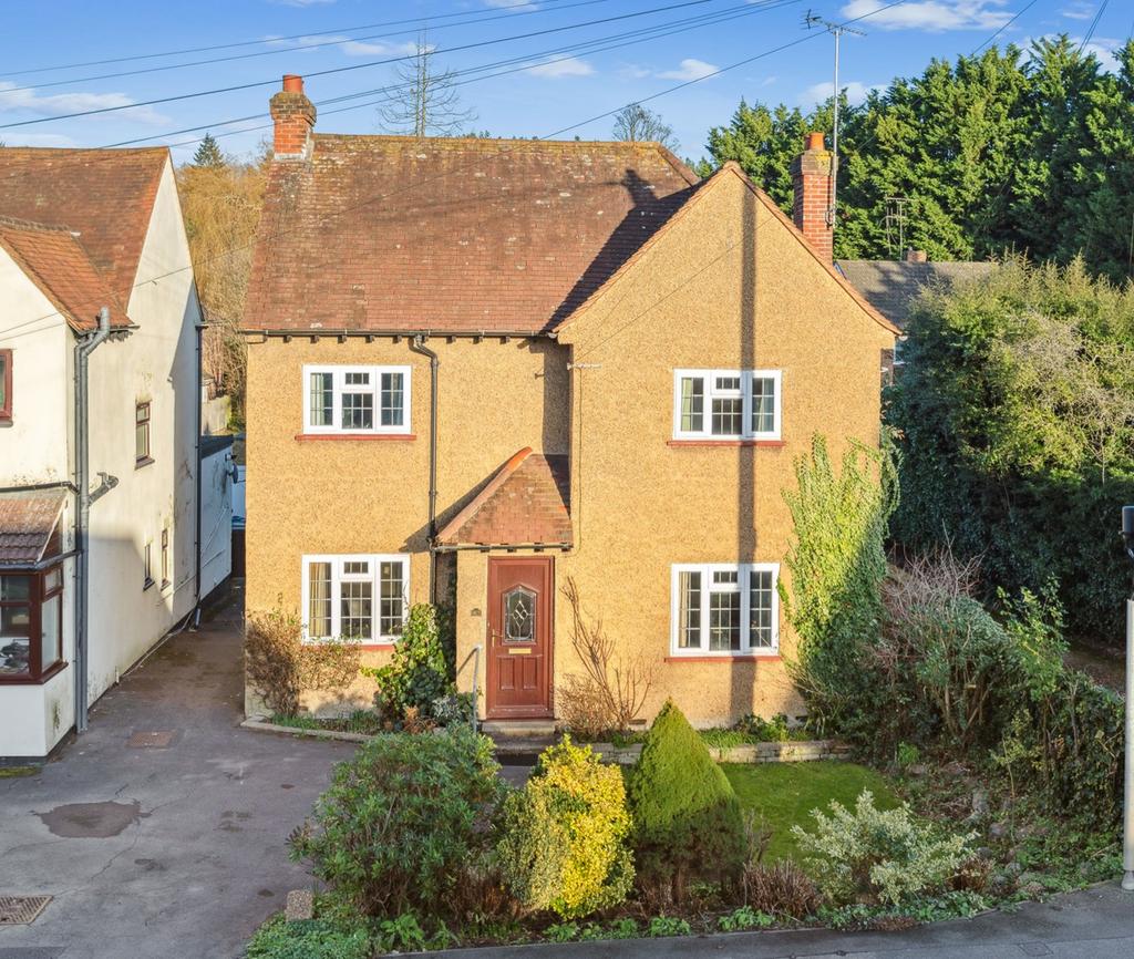 Lower Road, Gerrards Cross SL9 3 bed detached house for sale £900,000