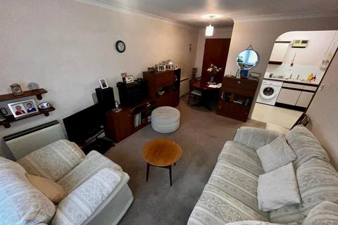 2 bedroom flat for sale, Ashley Court, Hatfield