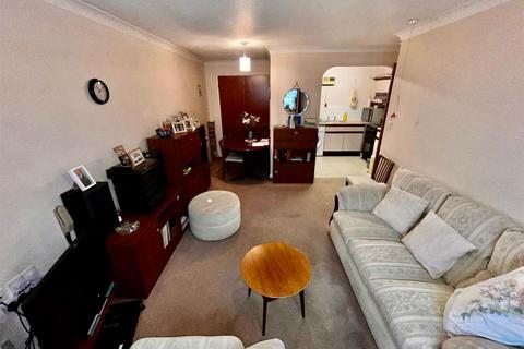 2 bedroom flat for sale, Ashley Court, Hatfield