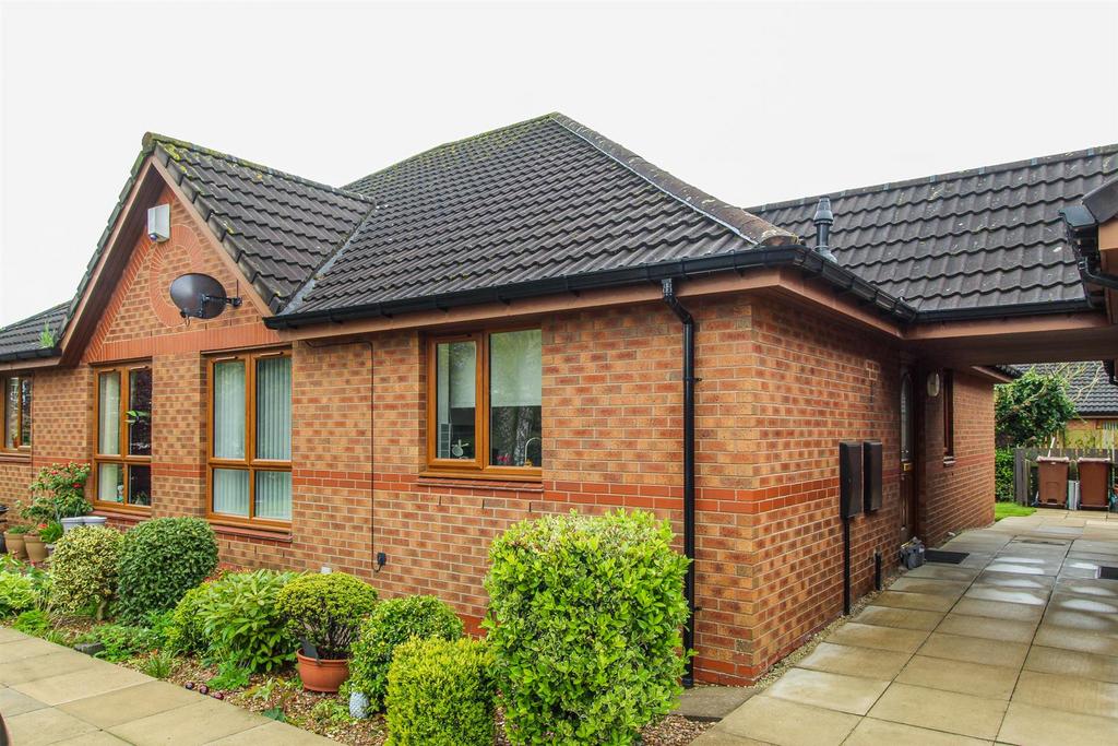 Fairway Gardens, Normanton WF6 2 bed semidetached bungalow for sale £145,000