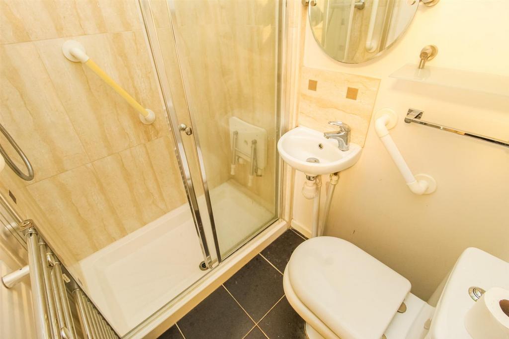 En suite shower room/w.c.