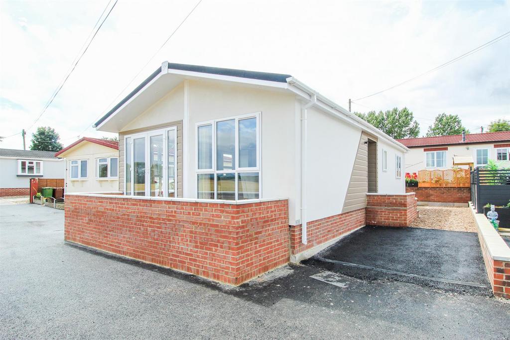 West Park Homes, Pontefract WF8 2 bed park home for sale £175,000