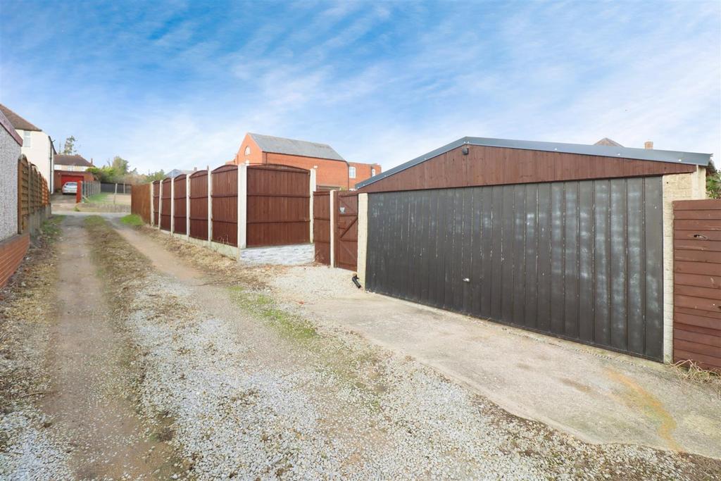 Double Garage and Rear Access