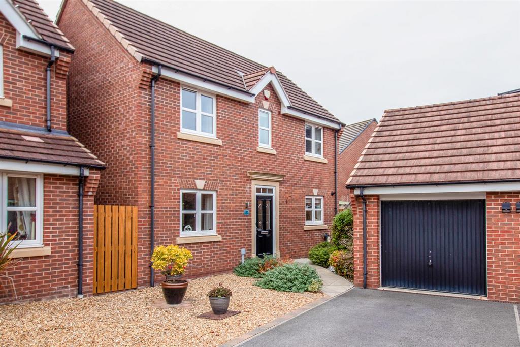 Victoria Gardens, Altofts WF6 3 bed detached house £285,000