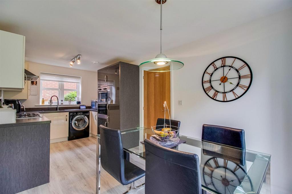 Victoria Gardens, Altofts WF6 3 bed detached house £285,000