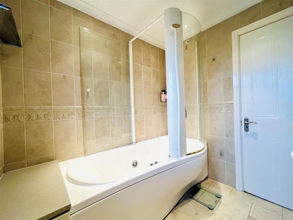 Family Bathroom Aspect 2