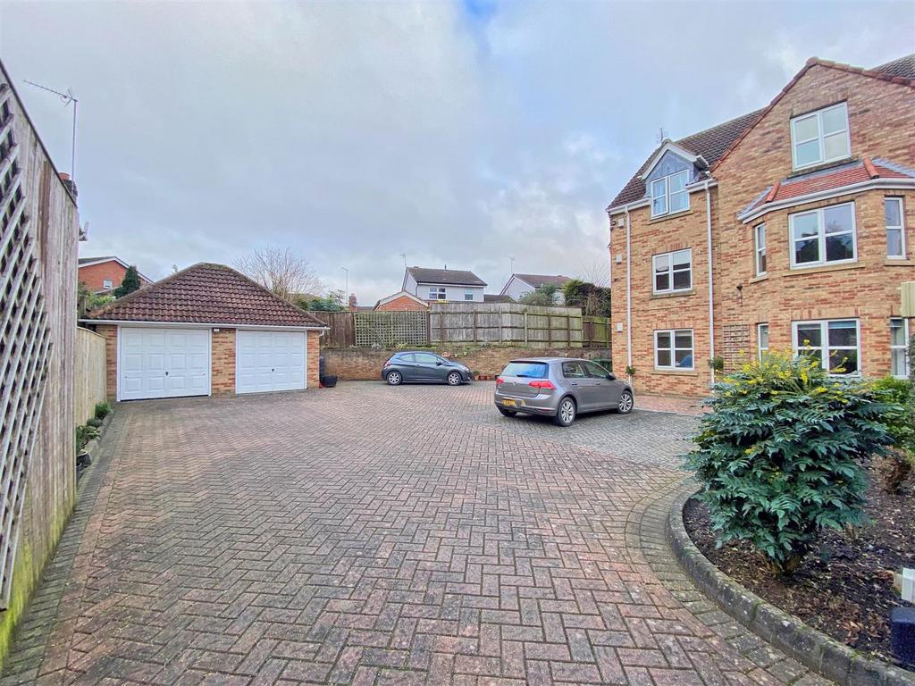 Crescent Court, Main Street, Willerby, Hull 2 bed apartment for sale